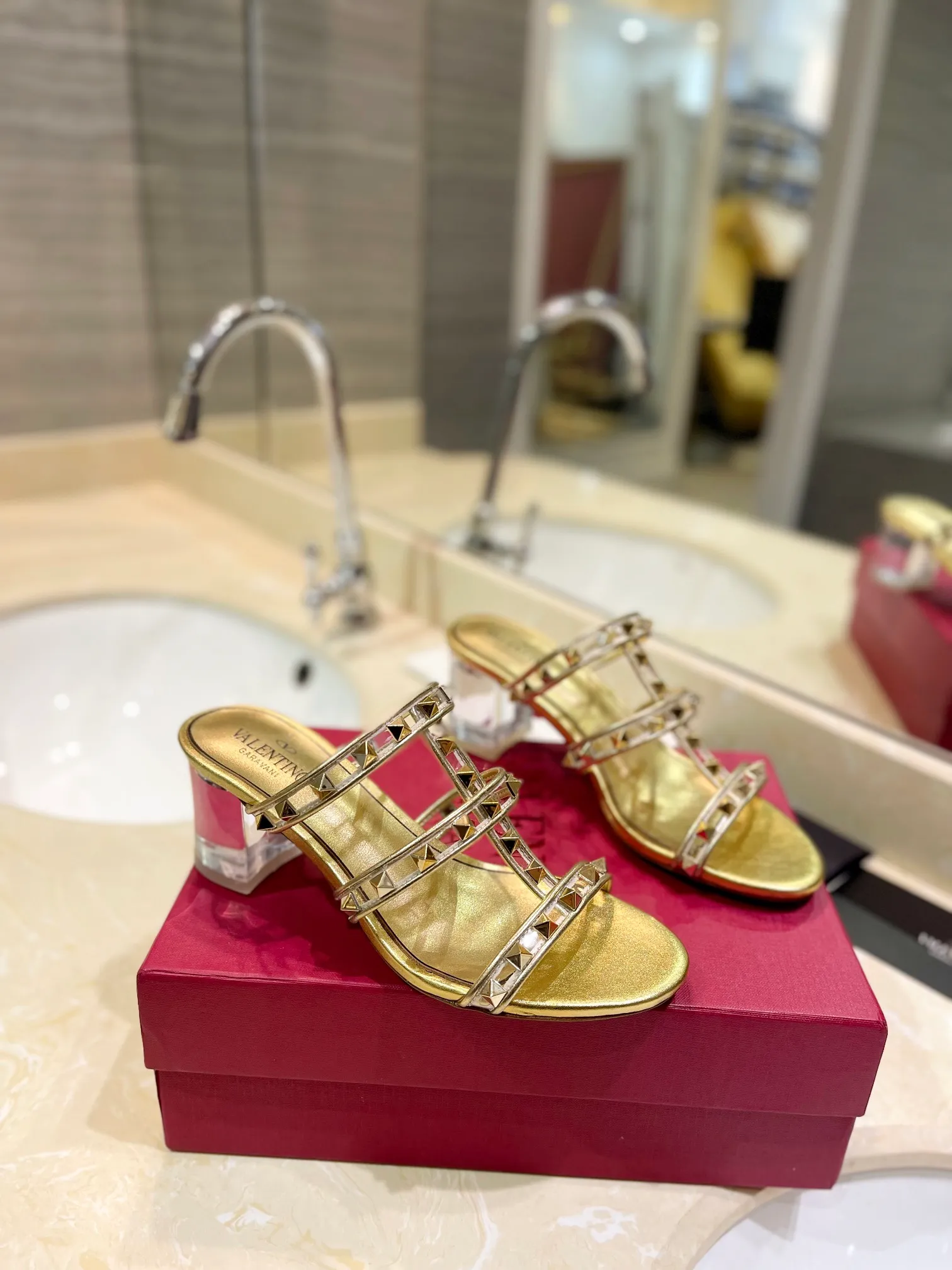 👟👟Ex-factory price 500👟👟 𝑉𝐴𝐿𝐸𝑁𝑇𝐼𝑁𝑂 Valentino ♡ͥ | ²º²⁴💫Purchasing agent level🔍Same color The classic king-shaped slippers with crystal heels are also so beautiful The particularly high-quality hardware brings out a full sense of high-end. After putting it on your feet, you will be stunned and look super slim! The new season lives up to expectations! Worth buying ★Imported cowhide is absolutely high-grade ❥Original method is absolutely sensual ❥Elegant style creates a different feeling🙈 Simple temperament style!  ♡ show bdetails ———————————— ⊿▸: Size｜35-40 (customized at 40.41.42) ⊿▸: Material｜Imported sheepskin + Pvc ⊿▸: Material | Padded sheepskin ⊿▸: Material | Italian🇮🇹 genuine leather outsole ⊿▸: Heel height｜6cm